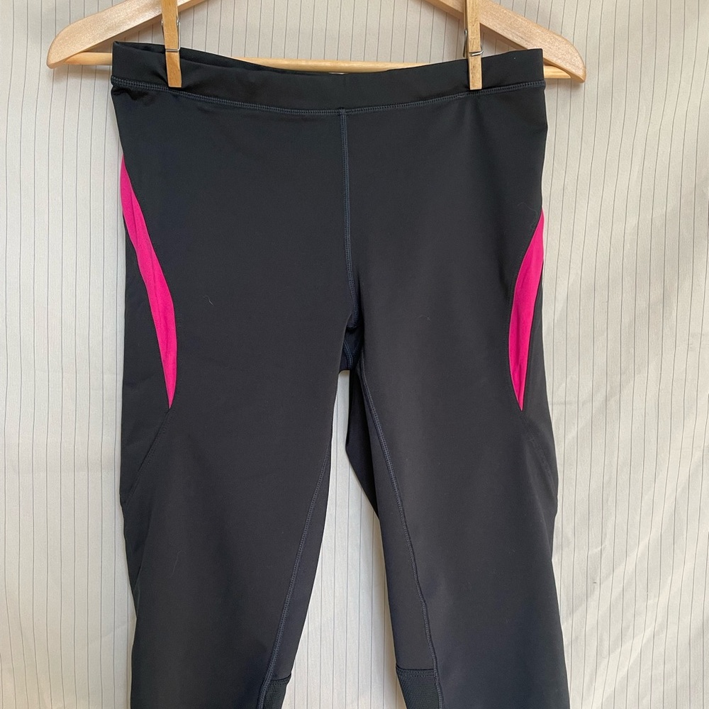 Saucony Knee Length Cropped Leggings with Zippered Pocket M